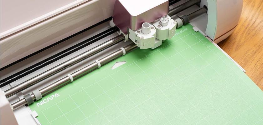 Zu sehen ist das Beitragsbild 1 zum Thema: Plotter-Schneidematte reinigen und pflegen
